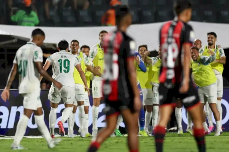 Palmeiras faz valer expulsão dupla do Vitória, goleia e aumenta vantagem na liderança