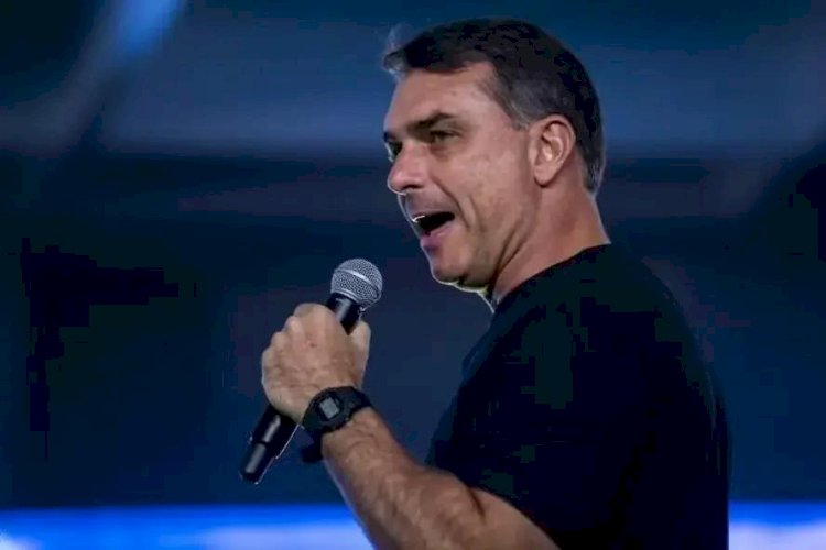 Flávio Bolsonaro tentou ligar para Vorcaro nos 4 dias antes da prisão do banqueiro