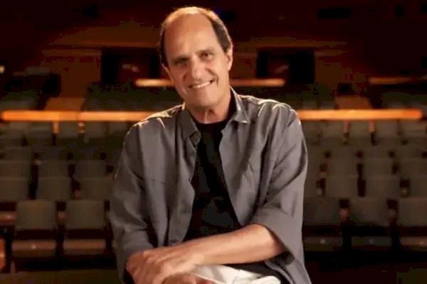 JC Serroni volta a Rio Preto para falar sobre cenografia e trajetória no teatro