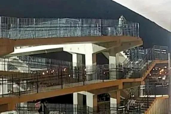 Passarela vira 'mirante' para quintal de moradores em Rio Preto