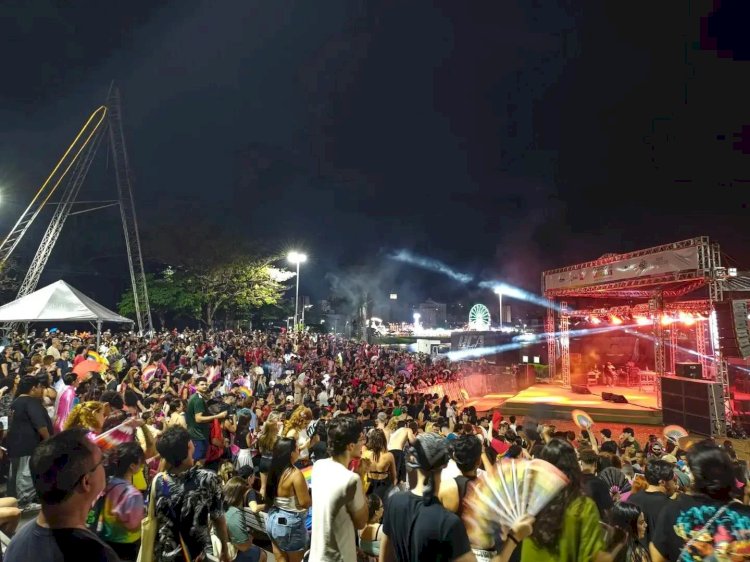 Parada da Diversidade lota o anfiteatro