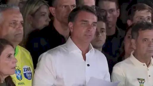 PF cancela passaportes de Flávio Bolsonaro e vai comunicar Moraes que senador descumpriu ordem